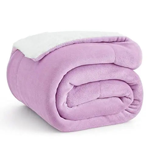 Produktbild: BEDSURE Kuscheldecke - Warm Sherpa Wolldecke & Sofadecke, Flauschig Sofaüberwurf Decke, Dicke Couchdecke, Fleecedecke, Flauschige Wohndecke für Couch, Lila, 150x200 cm, XL