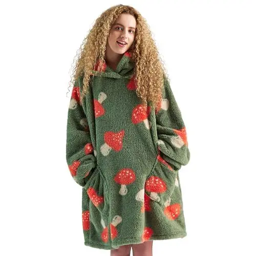 Produktbild: BEDSURE Hoodie Decke mit Ärmeln - Kuschelpullover als Geschenke für Frauen - Kuscheldecke mit Ärmeln Weich Warm Tragbare Decke Geschenke für Damen Herren, Pilz Printed 95x85 cm