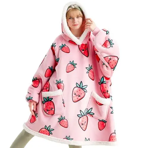 Produktbild: BEDSURE Hoodie Decke mit Ärmeln und Kapuze - Kuscheldecke mit Ärmeln Sherpa Kuschelpullover Damen als Geschenke für Frauen, Erdbeere, 95x83cm