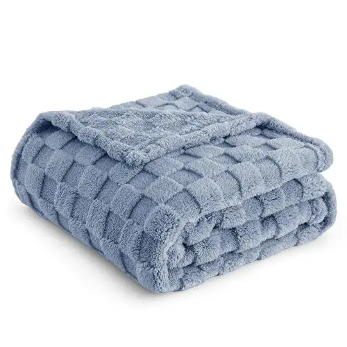 Produktbild: BEDSURE Kuscheldecke Flauschig - Fleecedecke & Wolldecke, Sofadecke, Schachbrettmuster Tagesdecke, Weiche Warme Karierte Decken für Zimmer Deko, Wohn- & Kuscheldecken, Blau, 150 x 200 cm