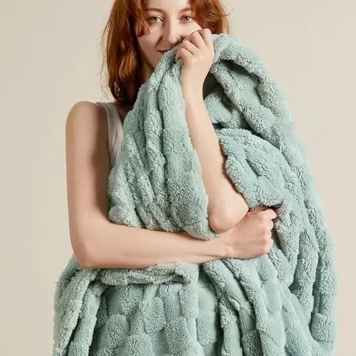 Produktbild: BEDSURE Kuscheldecke Flauschig - Fleecedecke & Wolldecke, Sofadecke, Schachbrettmuster Tagesdecke, Weiche Warme Karierte Decken für Zimmer Deko, Wohn- & Kuscheldecken, Grün, 150 x 200 cm
