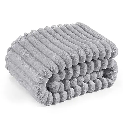 Produktbild: BEDSURE Kuscheldecke Flauschig - Wolldecke & Fleecedecke, Sofadecke, Weiche Warme Grobe Korddecke Gemütlicher Überwurf für Zimmer Deko, Wohn- & Kuscheldecken, Tagesdecke, Hellgrau, 130 x 170 cm