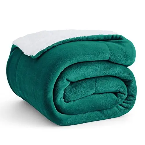Produktbild: BEDSURE Kuscheldecke - Warm Sherpa Wolldecke & Sofadecke, Flauschig Sofaüberwurf Decke, Dicke Couchdecke, Fleecedecke, Flauschige Wohndecke für Couch, Dunkelgrün, 130x150 cm