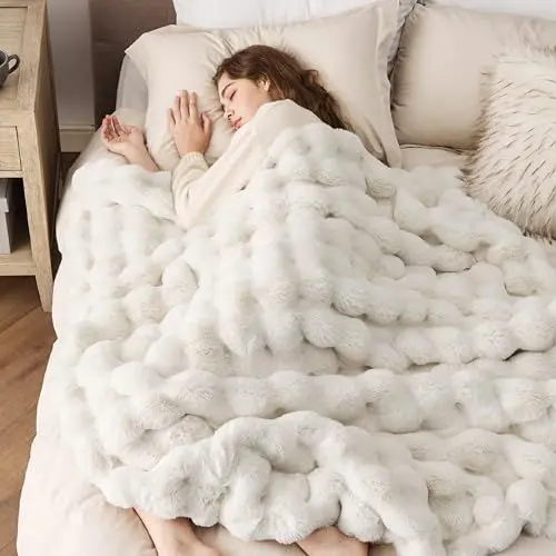 Produktbild: BEDSURE Kuscheldecke Kaninchen Flauschig, Dicke Und Warme Sofadecke Für Den Winter, Kunstfelldecke, Wohn- & Kuscheldecken, Plüsch Blanket Für Couch Und Bett, Sofaüberwurf Decke, Weiß, 130 X 170 cm