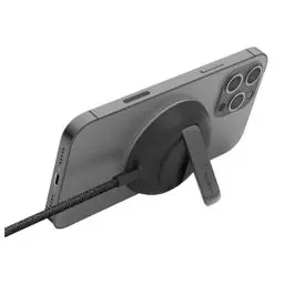 Produktbild: Belkin tragbares drahtloses Ladepad mit MagSafe (schnelles Laden mit bis zu 15 W, mit iPhone 13, 13 Pro, 13 Pro Max und 13 mini kompatibler Ständer, Netzteil nicht enthalten) – Schwarz