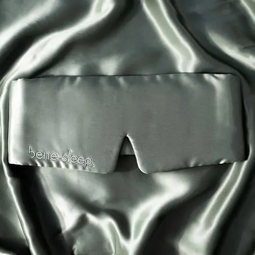 Produktbild: bene-sleep. Handgefertigte Schlafmaske aus reiner Seide mit Seidenfüllung – verstellbare Seidenschlafmaske Männer & Frauen – hypoallergen – atmungsaktive Maulbeerseide – Polyesterfrei (Grün)