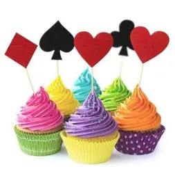 Produktbild: BESTOYARD Kuchen Topper Spielkarten Poker Kreuz Herz Pik Karo Form Kuchendeckel Kuchendeko für Geburtstagsfeier Casino Poker Party 20 Stück…