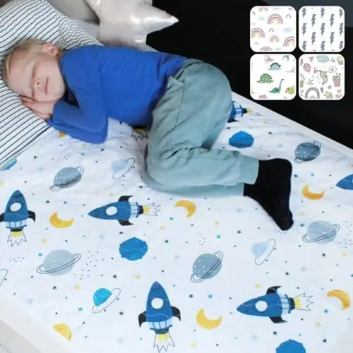 Produktbild: Bettunterlage wasserdicht für Kinder | passend für Einzel-, Kinder- und Babybett I Atmungsaktive, waschbare Matratzenauflage zum seitlichen Einstecken bei Inkontinenz I Matratzenschoner I Weltraum
