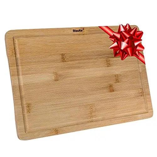 Produktbild: BlauKe® Schneidebrett aus Holz mit Saftrille (38x25cm) – Bambus Küchenbrett, Servierplatte für Fleisch, Käse, Gemüse, Wurst – Holzbrett für Küche Groß, Brotbrett, Frühstücksbrettchen aus Holz