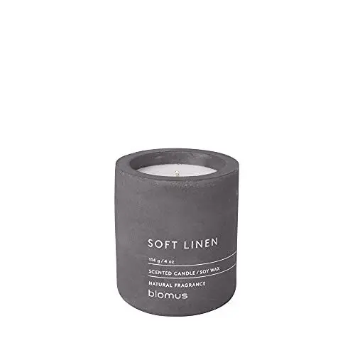 Produktbild: blomus -FRAGA- Duftkerze S aus Sojawachs, Magnet, hochwertiger Raumduft, charakteristische Beton-Optik, Duft SOFT LINEN, 24 h Brenndauer, besonders rußarm (H / B / T: 8 x 6,5 x 6,5 cm, Magnet, 65653)