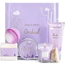 Produktbild: BODY & EARTH Geschenkbox für Frauen - 5tlg. Orchideenduft Geschenkset mit Duftkerze, Körperbutter, Handcreme, Badebombe, Wellness Set für Freundin, Mama, weihnachtsgeschenke für frauen