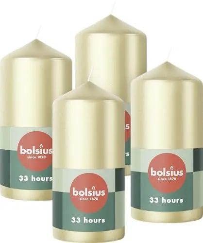 Produktbild: Bolsius Glatte Stumpenkerzen - Metallic Silber - 4 Stück - 12 x 6 cm - Dekorative kerzen - Brenndauer 33 Stunden - Unparfümierte - Enthält Natürliches Pflanzenwachs - Ohne Palmöl