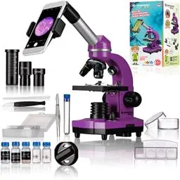 Produktbild: Bresser Junior Schülermikroskop BIOLUX SEL mit Smartphonehalter, reichhaltigem Zubehör und Barlow-Zoom-System für Kinder, Einsteiger und Erwachsene, violett