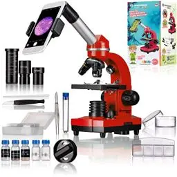 Produktbild: Bresser Junior Schülermikroskop BIOLUX SEL mit Smartphonehalter, reichhaltigem Zubehör und Barlow-Zoom-System für Kinder, Einsteiger und Erwachsene, rot