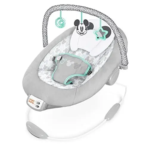 Produktbild: Bright Starts, Disney Baby, Micky Maus Babywippe Babyschaukel mit beruhigenden Vibrationen, Melodien, abnehmbarem Spielbogen, 3 Hängespielzeugen und mehr