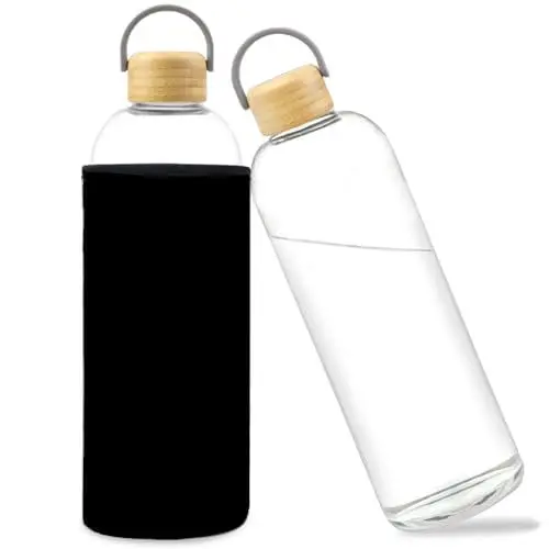 Produktbild: Bugudog Glasflasche 1 Liter, Trinkflasche 1l Glas aus Borosilikat Glas mit Schutzhülle, Wasserflasche Auslaufsicher für kalten Heiß Getränken, Glasflasche Karaffe Bambusbezug für Büro Schule Schwarz