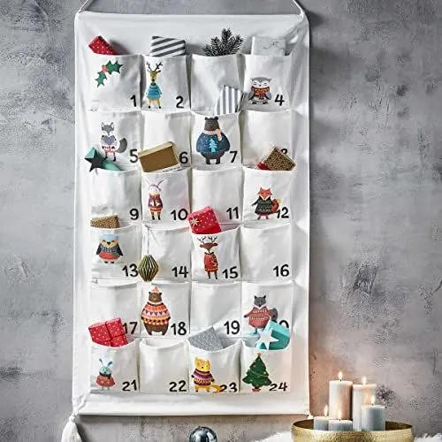 Produktbild: BUTLERS Adventskalender Stoff zum Befüllen XXL für Kinder 2024 Weihnachtskalender zum Aufhängen | wiederverwendbarer Wandadventskalender mit großen Taschen & Holzleiste Wandteppich Weihnachtsdeko