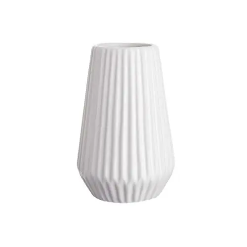 Produktbild: BUTLERS Keramik Vase mit Rillen -Riffle- Moderne Dekoration für Wohnzimmer, Regal und Tischdeko | Blumenvase für einzelne Blumen, kleine Sträuße oder dekorative Trockenblumen