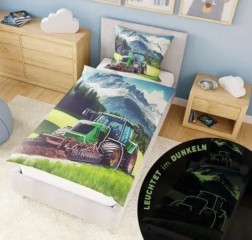 Produktbild: Carpe Sonno® Bettwäsche 135x200 Kinder (Leuchtet im Dunkeln) Traktor + 10 Spiele | 100% Renforcé Baumwolle Oeko-Tex 100 Standard | Kinderbettwäsche Glow in The Dark | Mädchen & Jungen