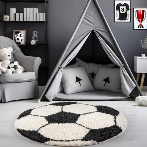 Produktbild: Carpetsale24 Kinderteppich Rund 120 cm Schwarz Weiß – Weicher Hochflor Spielteppich mit Fußball Motiv – Pflegeleicht & rutschfest – Ideal für Jungenzimmer & Mädchenzimmer im Jugendstil