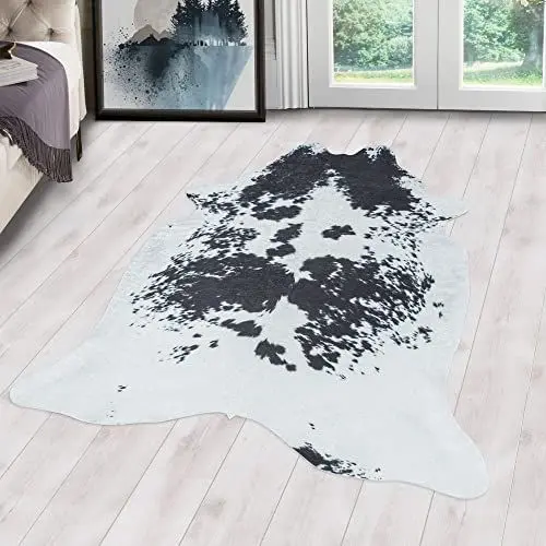 Produktbild: Carpetsale24 Kunstfell Teppich Schwarz-Weiß – 150x200 cm – Waschbar & tierleidfrei – Täuschend echtes Design – rutschfeste Rückseite – Weich & vielseitig für Wohnzimmer, Schlafzimmer & Wanddeko