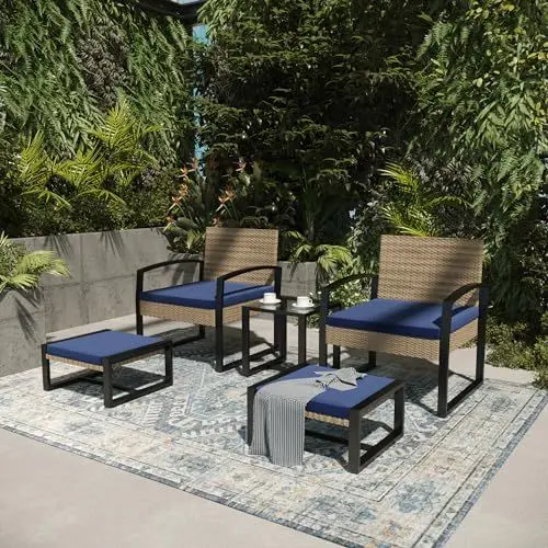 Produktbild: casa.pro Gartenmöbelset Calvello 5-TLG. Balkonmöbel Tisch mit 2 Stühlen und 2 Fußstützen Outdoor Sitzgarnitur Polsterkissen Lounge Möbel Rattan-Optik wetterfest