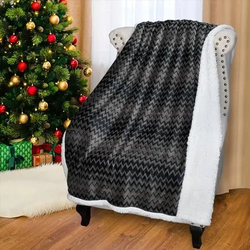 Produktbild: Catalonia Classy Sofadecke mit doppeltem Mikroplüsch-Sherpa-Fleece, superweich, geeignet für alle Jahreszeiten, Flauschiger Plüsch, kuschelige, Dicke Couchüberwürfe，Chevron-Druck Holzkohle,150x130 cm