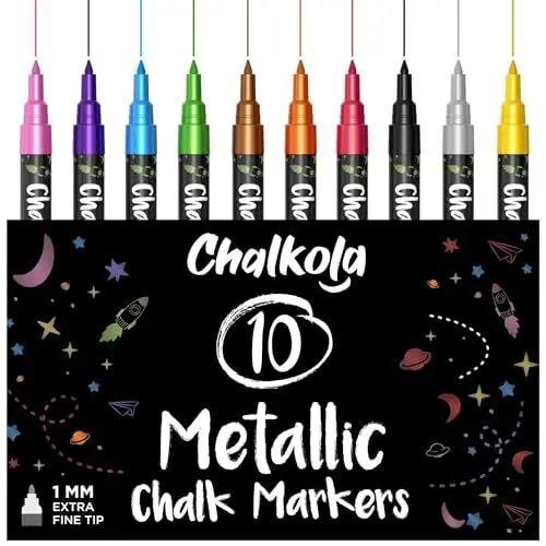 Produktbild: Chalkola Kreidestifte für Tafel Abwaschbar | 10 Metallic Stifte 1mm Extra Feine Spitze | Kreide Stift für Fenster, Tafel, Whiteboard & als Glasstift. Chalk markers für Erwachsene & Kinder