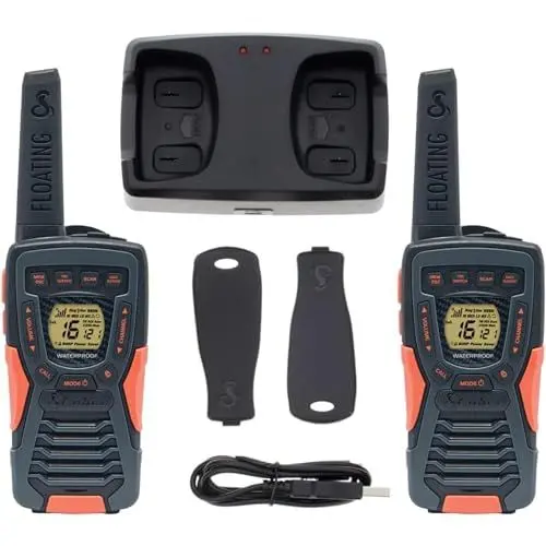 Produktbild: Cobra AM1055 Schwimmfähige und wasserdichte Walkie-Talkies (2er-Pack) – 12 km Reichweite, 16 Kanäle und 121 Codes zur Privatsphäre, VibrAlert, Wiederaufladbare Zwei-Wege-Funkgeräte, Schwarz