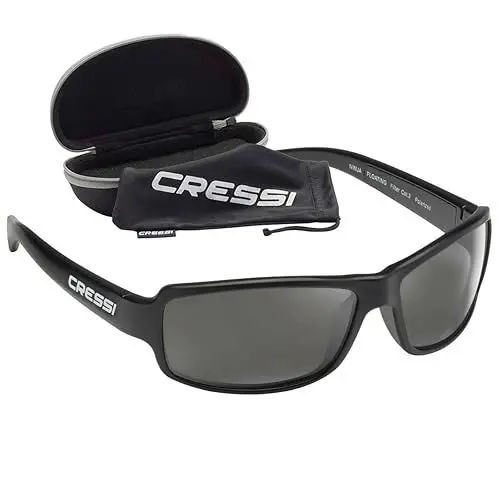 Produktbild: Cressi Ninja - Polarisierte Sonnenbrille Herren und Sonnenbrille Damen, Entspiegelte Gläser Wasserabweisend Schutz UV-Strahlen Angeln Fahren Sportbrille Herren + Hartschalenetui, Schwarze/Dunkelgraue