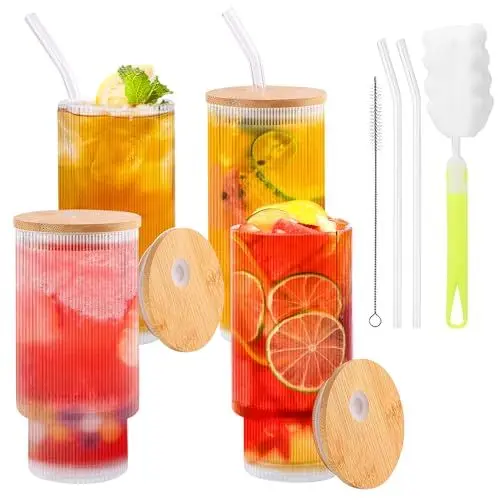 Produktbild: Cyiecweu 4er Geriffelte Gläser Set, 350ML Cocktailgläser mit Deckel und Glasstrohhalm, Longdrinkgläser mit 2 Reinigungsbürsten,Trinkgläser Set ideal für Saft, Mojito, Party, Bar
