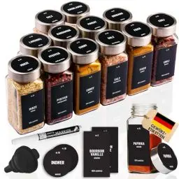 Produktbild: Deco Haus® Gewürzgläser eckig luftdicht 12er Set (inkl. Etiketten & Streueinsatz) - Gewürzdosen Set Glas - Gewürzbehälter Spice Jars - Gewürze Aufbewahrung - Behälter für Gewürze - Gewürzaufbewahrung