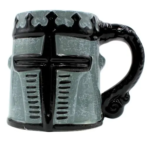 Produktbild: Dekohelden24 Kaffeebecher, Kaffeetasse aus Steingut, Motiv: Ritterrüstung, Größe: H/Ø 11 x 8 cm, Fassungsvermögen: ca. 450 ml, Ritter-Tasse, 11 cm