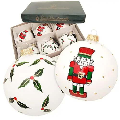 Produktbild: Dekohelden24 Lauschaer Christbaumschmuck-6er Set Glaskugeln Weiß matt mit Nussknacker und Stechpalmen-Dekor, mundgeblasen und handbemalt, mit Goldkrönchen, Größe Ø ca, 8 cm