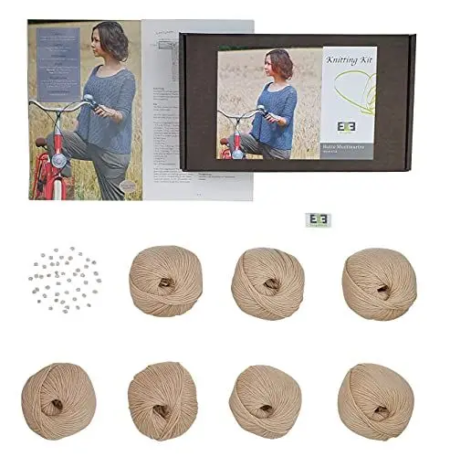 Produktbild: DesignEtte Strickset DIY Sommerpulli Butte Montmartre Strickset mit 7 Knäulen reiner Merino Wolle, incl. Perlen + Anleitung für 7 Dänische Strick und 2 Häkel Designs. Größe S/M Beige.