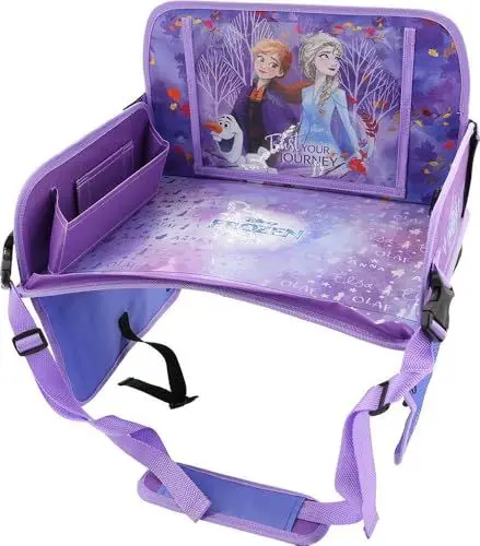 Produktbild: TataWay in viaggio si cresce - Disney Frozen Auto-Reisetisch | Mit Tablet-Tasche & Seitentasche | Verstellbarer Riemen & Schultergurt | Abwaschbare Oberfläche | Für Mädchen, Hellblau