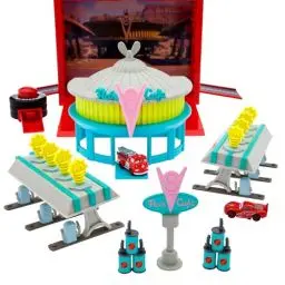 Produktbild: Disney Store Official - Pixar - Cars - Spielset zum Mitnehmen - 13 Teile - Flos V8 Café - Mit 2 Autos (Lightning McQueen und Red), Werkzeugkasten-Tragekoffer, Aufklebern und mehr - Ab 3 Jahren