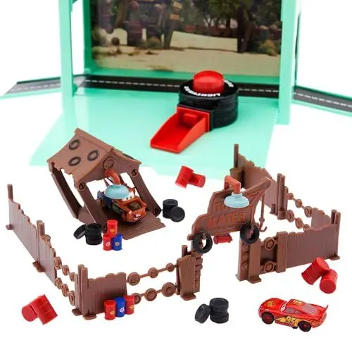Produktbild: Disney Store Official - Pixar - Cars - Spielset zum Mitnehmen - 23 Teile - Hooks Schrottplatz - Mit 2 Autos (Lightning McQueen und Hook), Werkzeugkasten-Tragekoffer, Aufklebern und mehr - Ab 3 Jahren