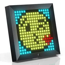 Produktbild: Divoom Pixoo Pixel Art Digitaler Bilderrahmen, Programmierbares 16 * 16 RGB LED Panel, Smart Clock mit Social Media Benachrichtigung, 7.18 Zoll Home Dekor Kalender Uhr, Gaming Gadgets (Schwarz)