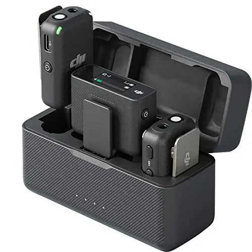 Produktbild: DJI Mic (2 Sender + 1 Empfänger + Ladeschale), Lavalier-Funkmikrofon, 250 m Reichweite, 15 Stunden Akkulaufzeit, Geräusch­unterdrückung Funkmikrofon für PC, iPhone, Interviews, YouTube, Vlogs