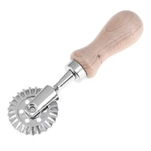 Produktbild: DOITOOL Ravioli Former Teigschneider Teigroller Ravioli Roller Keksausstecher Mit Holzgriff, PräZise Geriffelte Kanten FüR Pasta, Kekse Und GebäCk, 13cm Edelstahl