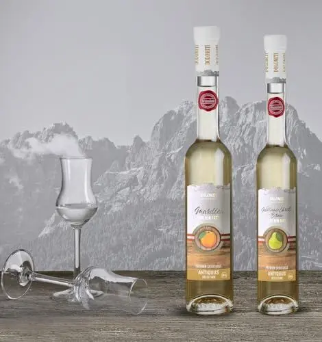 Produktbild: DOLOMITI Alte Williams-Birne und Alte Marille aus dem Barrique Fass │ Premium Spirituose 36% vol. │ fassgereifter, milder Williams- (0,5 l) und Marillen Schnaps (0,7 l) und 2 Gläser
