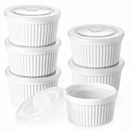 Produktbild: DOWAN Creme Brulee Schälchen Set mit Deckel, 6 X 235 ml Antihaft Souffle Förmchen Backofenfest, Porzellan Ramekins für Ragout Fin Schalen, Leckere Würzfleisch, Muffin, Spülmaschinenfest, Ø 10cm-Weiß