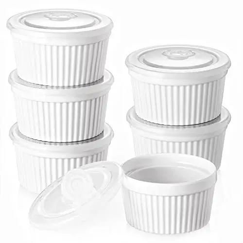 Produktbild: DOWAN Creme Brulee Schälchen Set mit Deckel, 6 X 235 ml Antihaft Souffle Förmchen Backofenfest, Porzellan Ramekins für Ragout Fin Schalen, Leckere Würzfleisch, Muffin, Spülmaschinenfest, Ø 10cm-Weiß