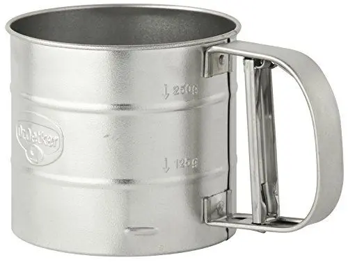 Produktbild: Dr. Oetker Einhand-Mehlsieb Ø10,5, zum gleichmäßigen und feinen Bemehlen und Bestreuen, sichere Einhand-Bedienung, 350g Füllvolumen, einfache Handhabung, (Farbe: Silber), Menge: 1 Stück
