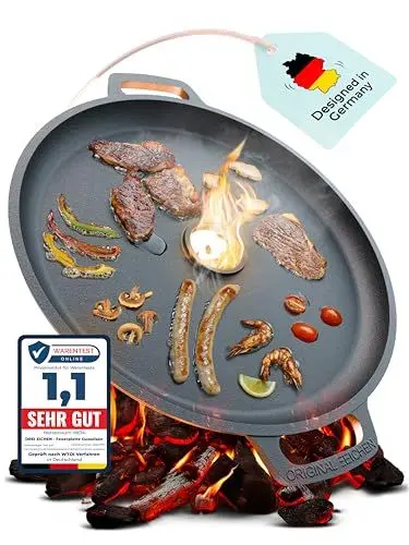 Produktbild: Feuerplatte aus Gusseisen mit Tropfschutz. Ø35cm. Grillplatte Plancha ideal für Raketenofen u.v.m. Outdoor BBQ-Platte mit Tragegriff. Grill Zubehör. Gusseisenpfanne. Stärke 5mm Loch Ø4cm Drei Eichen