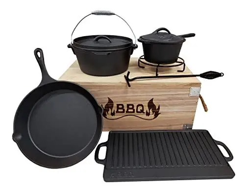 Produktbild: Dutch-Oven-Set 7-teilig | Gusseisen | Premium-Qualität | mit dekorativer Aufbewahrungs- und Transportkiste aus Holz | Dutch Oven, Untersetzer, Deckelheber, Grillplatte, Stieltopf und Bratpfanne