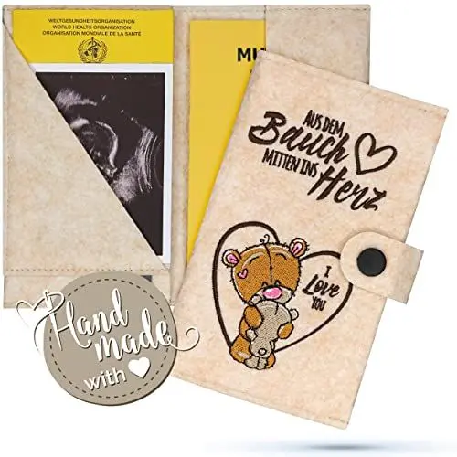 Produktbild: Emadele Mutter-Kind-Pass Hülle 'Aus dem Bauch mitten ins Herz' aus Filz in Beige Handmade. Mutterpasshülle Organizer Fächer für Ultraschallbilder, Impfpass-Hülle Format für Östereichischen Mutterpass