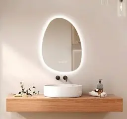 Produktbild: EMKE Spiegel mit Beleuchtung Asymmetrischer LED Badspiegel mit Beleuchtung 65 x 45 cm Touch-Schalter, 3 Lichtfarben Dimmbar, Beschlagfrei Badezimmerspiegel mit Beleuchtung IP44 Energiesparend