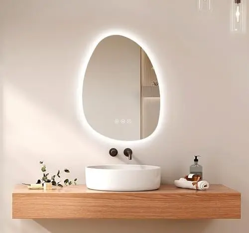 Produktbild: EMKE Spiegel mit Beleuchtung Asymmetrischer LED Badspiegel mit Beleuchtung 65 x 45 cm Touch-Schalter, 3 Lichtfarben Dimmbar, Beschlagfrei Badezimmerspiegel mit Beleuchtung IP44 Energiesparend